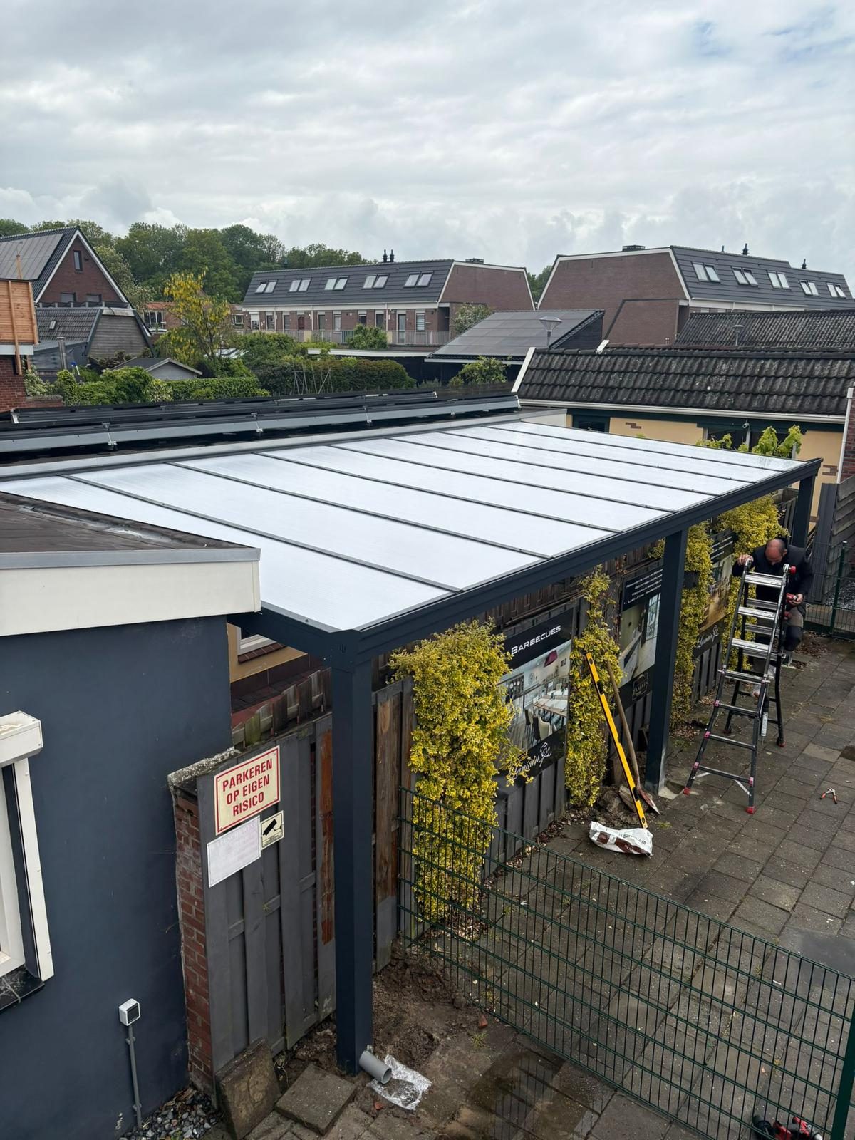 Bovenaanzicht van een overkapping met opaal polycarbonaat dakplaten