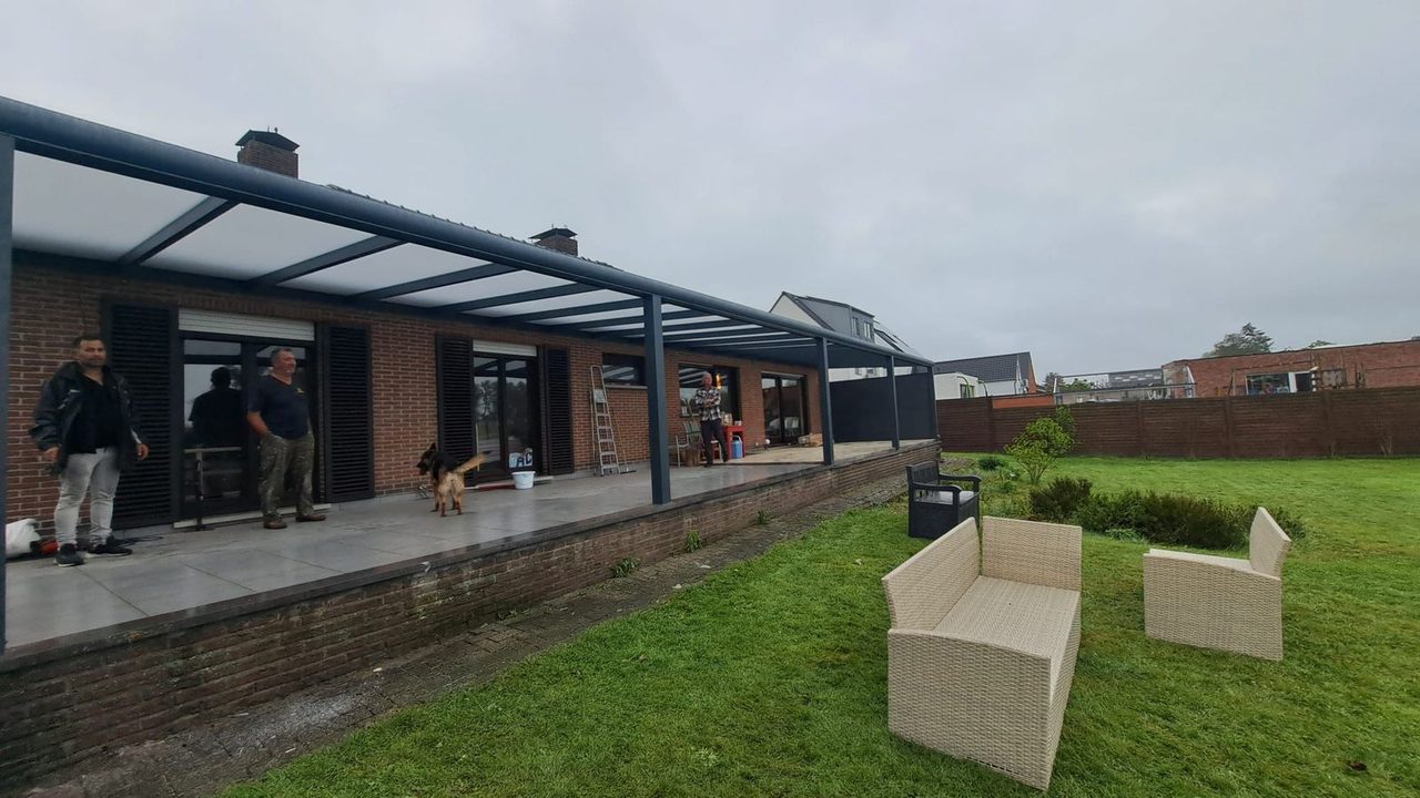 Lange terrasoverkapping over de volle breedte van een bungalow