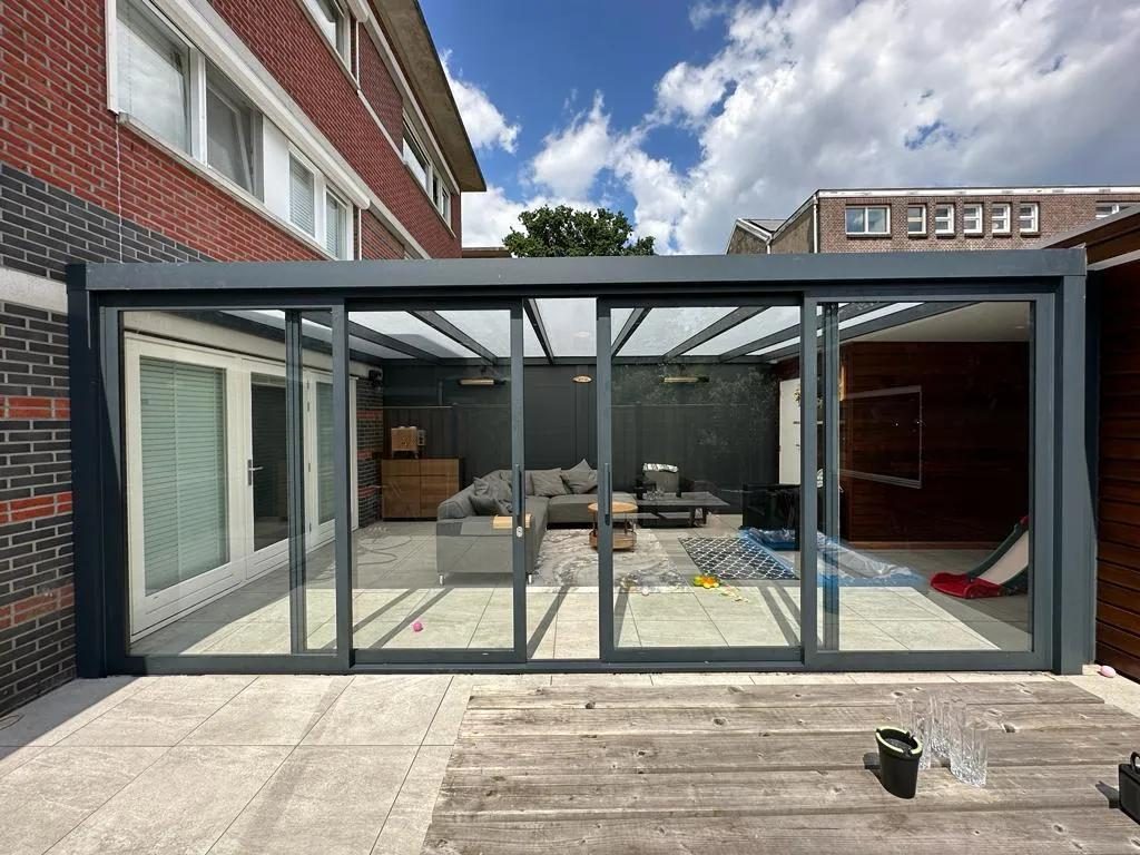 Tuinkamer met glazen schuifwanden op een houten vlonder