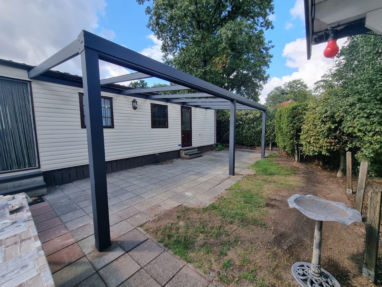 Aluminium frame van een terrasoverkapping tijdens de montage