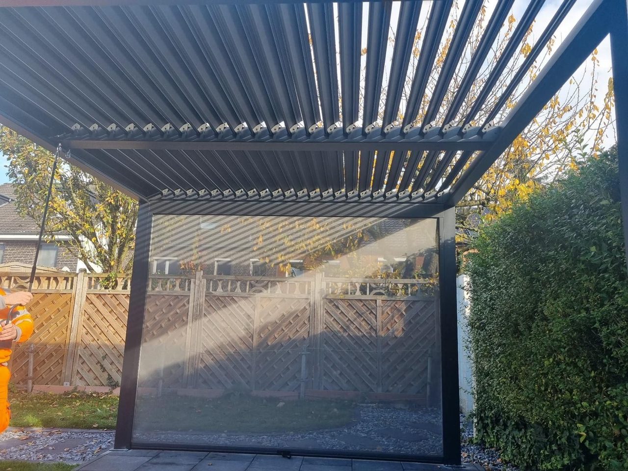 Lamellendak met neergelaten verticale screen