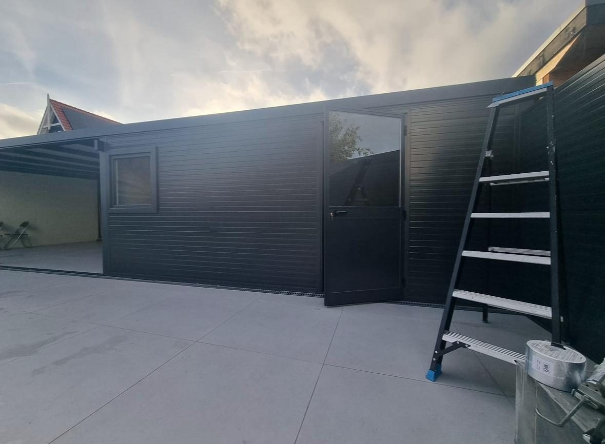 Screen aan de zijkant van een overkapping met dichte aluminium wand